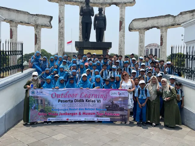 Outdoor Learning — Tugu Pahlawan — dokumentasi 1.