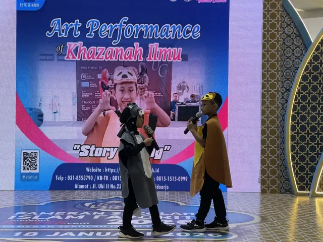 Dua anak tampil menggunakan mikrofon di panggung seni.