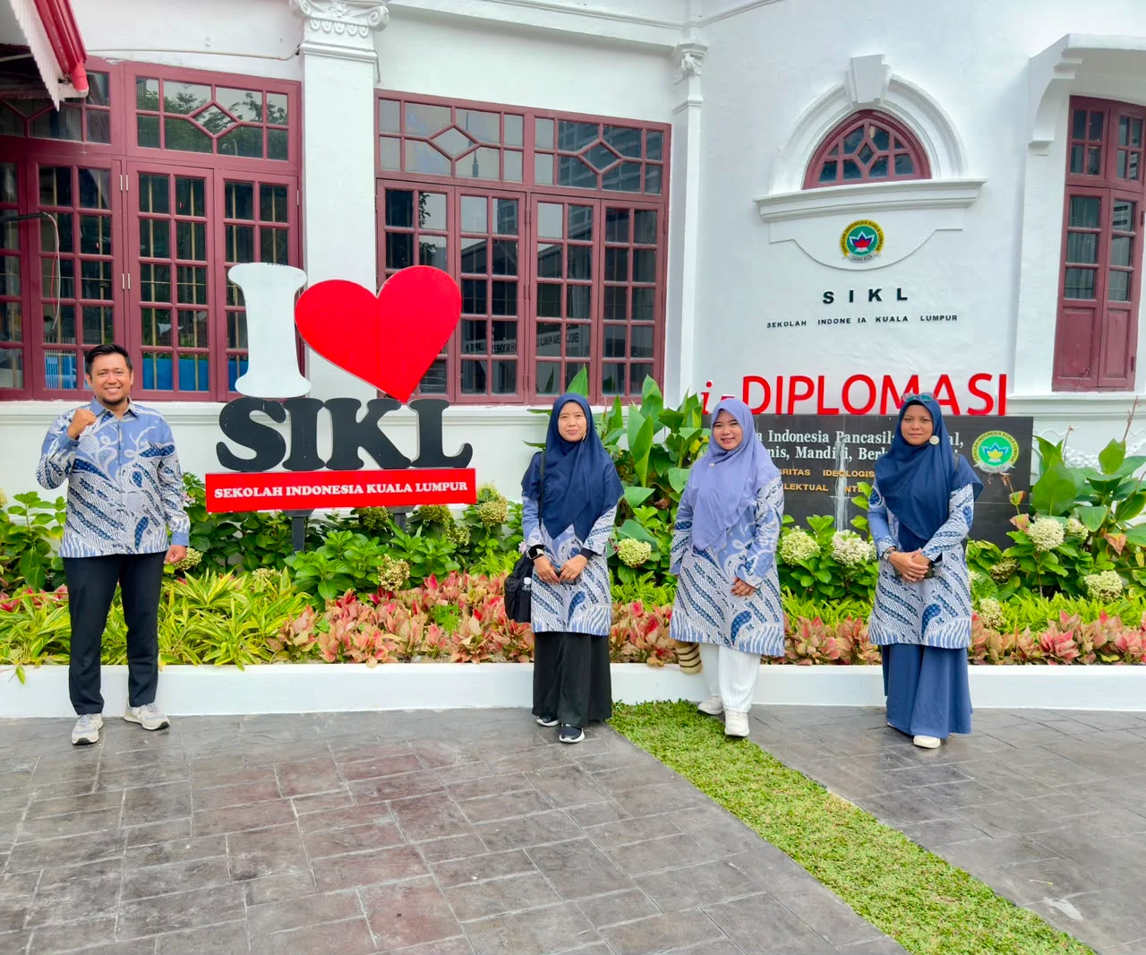 Dokumentasi kunjungan di depan gedung Sekolah Indonesia Kuala Lumpur (SIKL).