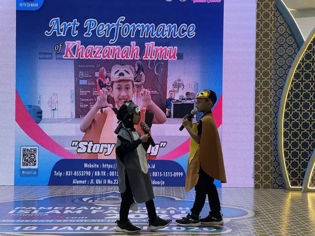Dua anak tampil menggunakan mikrofon di panggung seni.